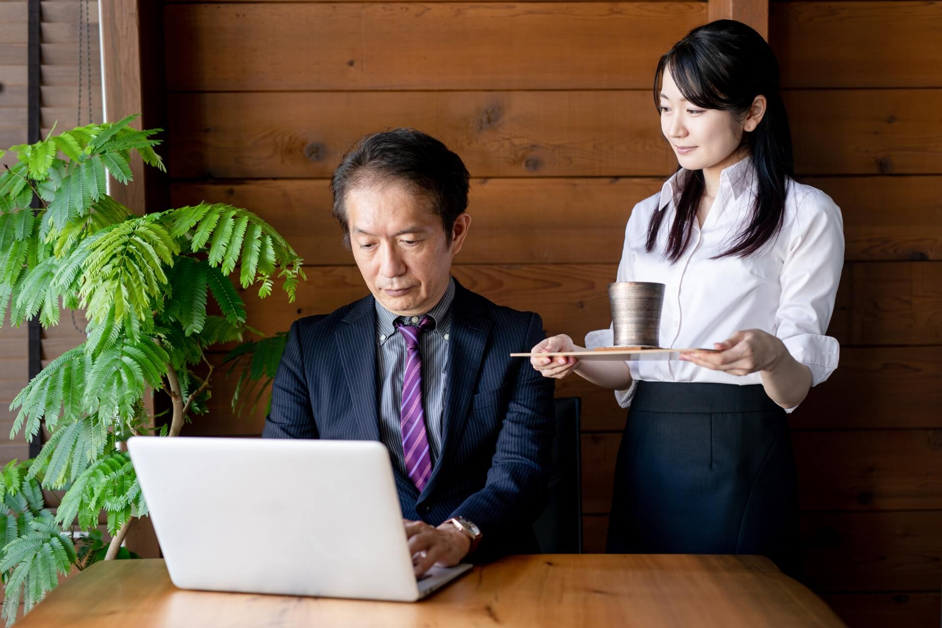 派遣社員『お茶出し』業務範囲外の仕事です！？それが何か？｜ハケンスタイル